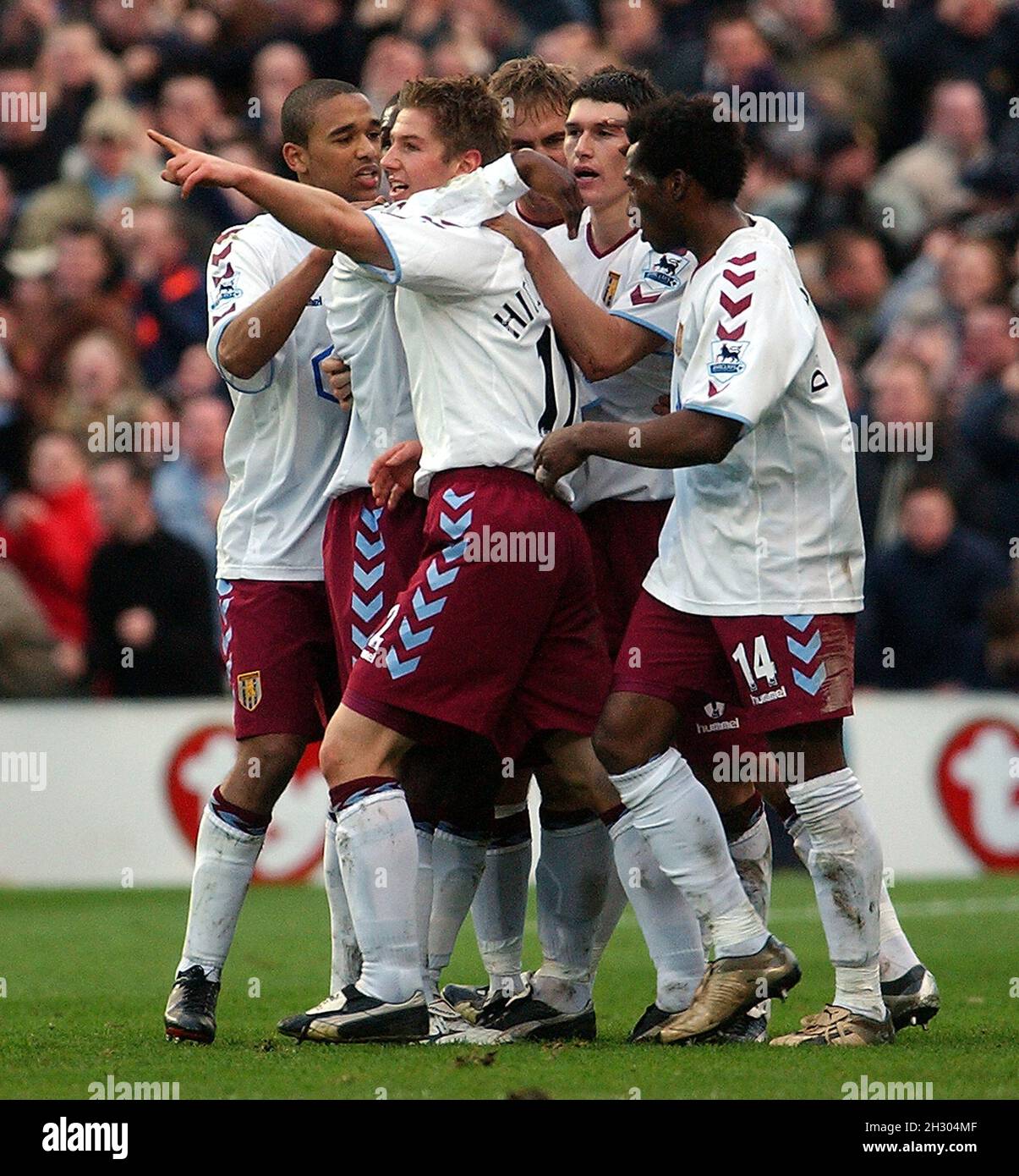 PORTSMOUTH V ASTON VILLA THOMAS HITZLPERGER CÉLÈBRE SON GAGNANT PIC MIKE WALKER, 2005 Banque D'Images