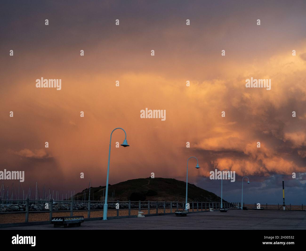 Tempête sur l'île Muttonbird, nuages orange lumineux, vue depuis l'extrémité de la jetée Jetty, Coffs Harbour NSW Australie Banque D'Images