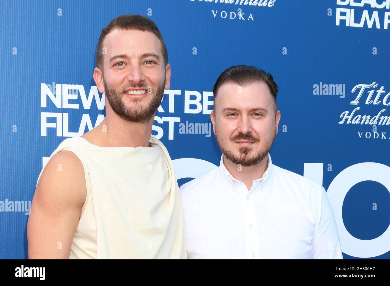 Newport Beach, Californie.24 octobre 2021.Gil Bar-Sela, Aaron Bear at arrivées pour 2021 Newport Beach film Festival Honors Program, Balboa Bay Resort, Newport Beach, CA 24 octobre 2021.Crédit : Priscilla Grant/Everett Collection/Alay Live News Banque D'Images