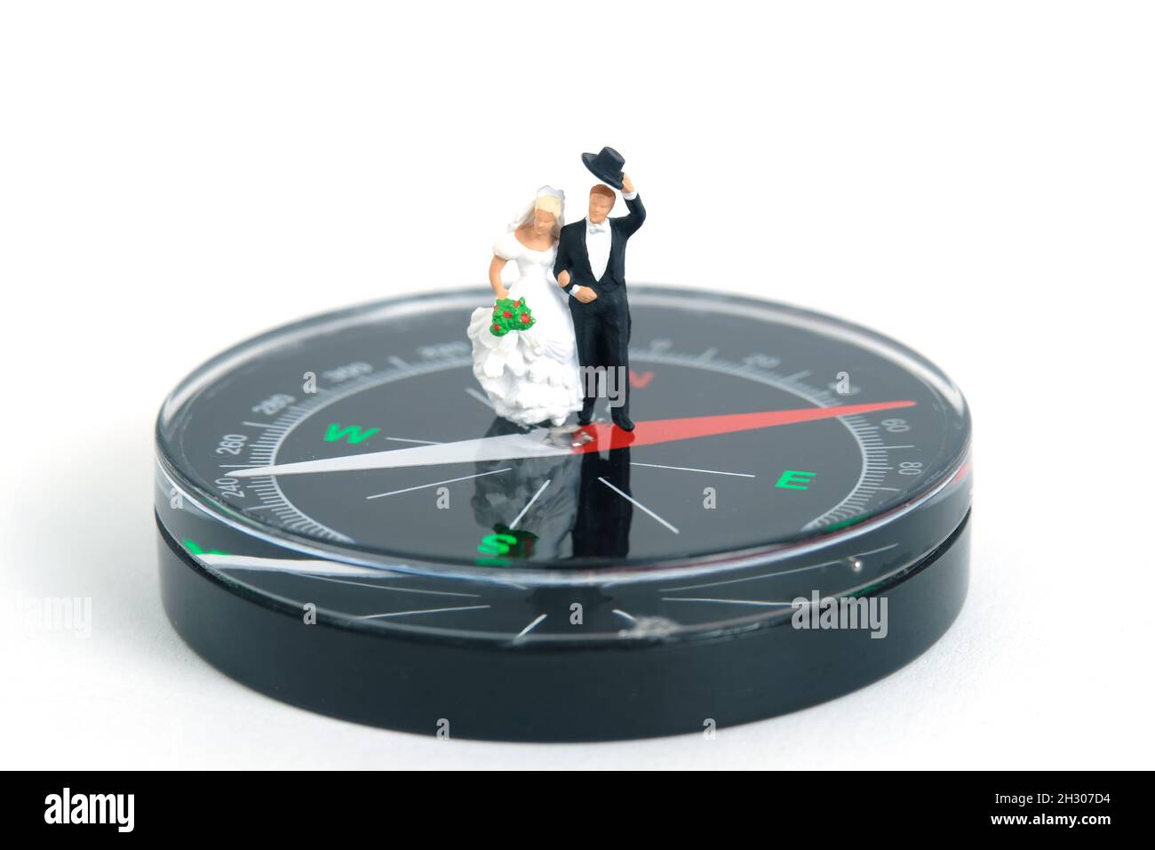 Mariage mariage mariage nouveau-né direction concept miniature personnes, jouets photographie.Mariée et marié debout au-dessus de la plate-forme du podium isolé sur le dos rose Banque D'Images