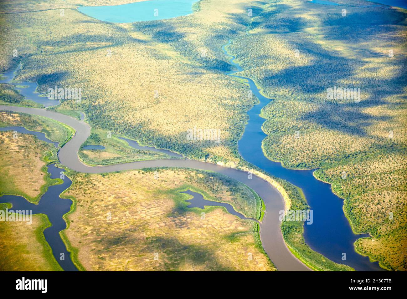 Vue aérienne sur les paysages de la toundra nord de Yakutia depuis un avion Banque D'Images