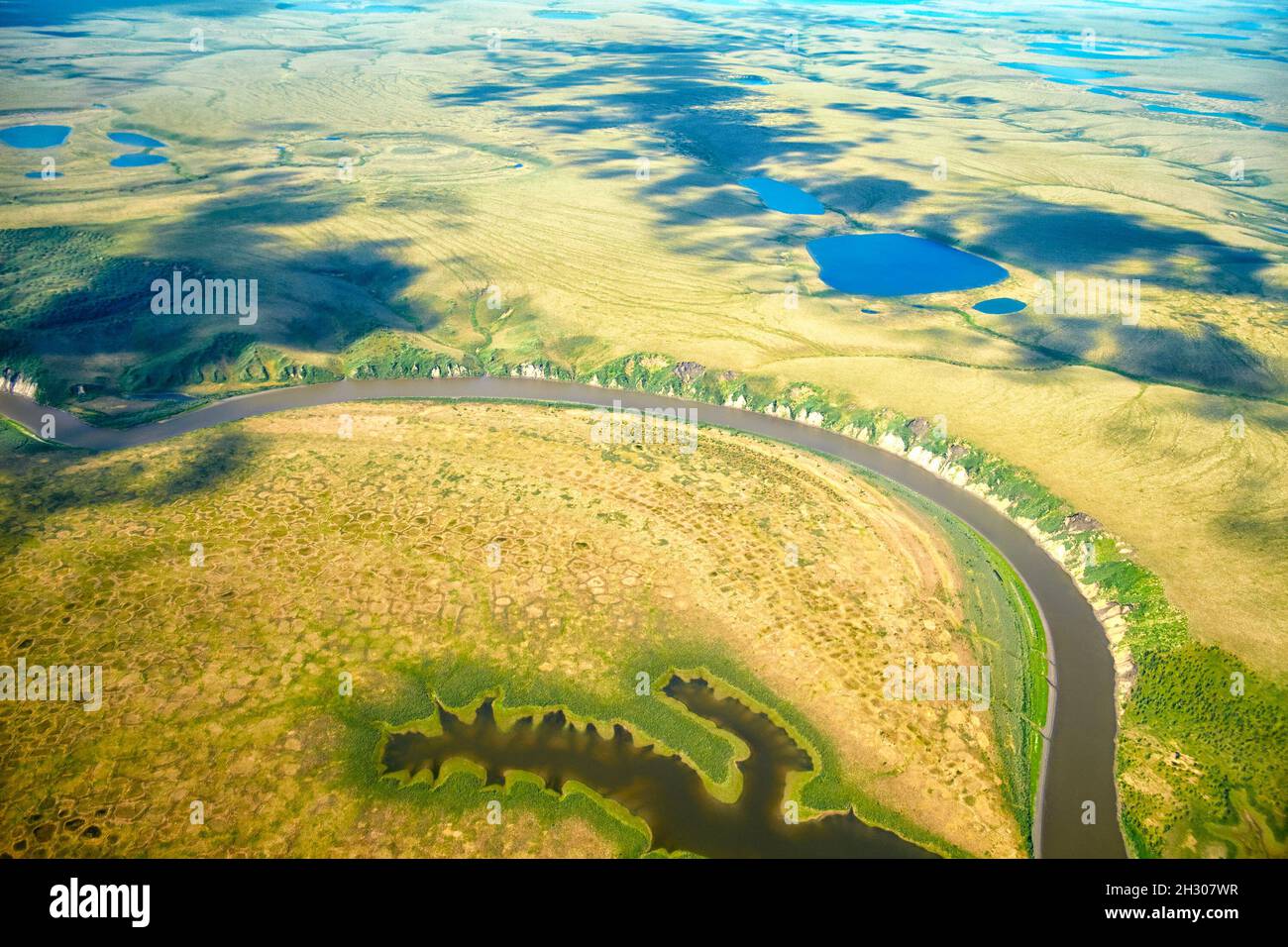 Vue aérienne sur les paysages de la toundra nord de Yakutia depuis un avion Banque D'Images