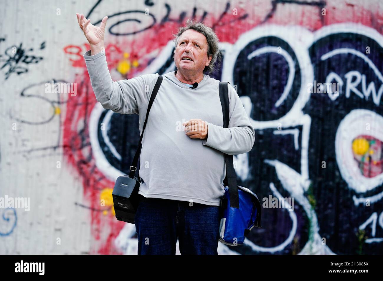 Ludwigshafen, Allemagne.20 septembre 2021.Helmut van der Buchholz, guide de la ville des « plus ugest City Tours » d'Allemagne, se dresse devant un mur avec des graffitis lors d'une visite guidée du centre-ville.(À dpa-KORR 'humour au lieu de la malice: Ludwigshafen montre aux visiteurs le 'côté laid'') Credit: Uwe Anspach/dpa/Alay Live News Banque D'Images