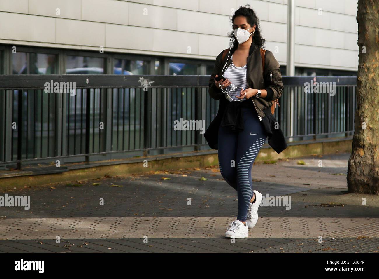 Londres, Royaume-Uni.20 octobre 2021.Une femme portant un masque facial comme mesure préventive contre la propagation du coronavirus marche dans la rue à Londres.Le port obligatoire de masques pourrait revenir cet hiver à mesure que les cas de coronavirus augmentent.Crédit : SOPA Images Limited/Alamy Live News Banque D'Images