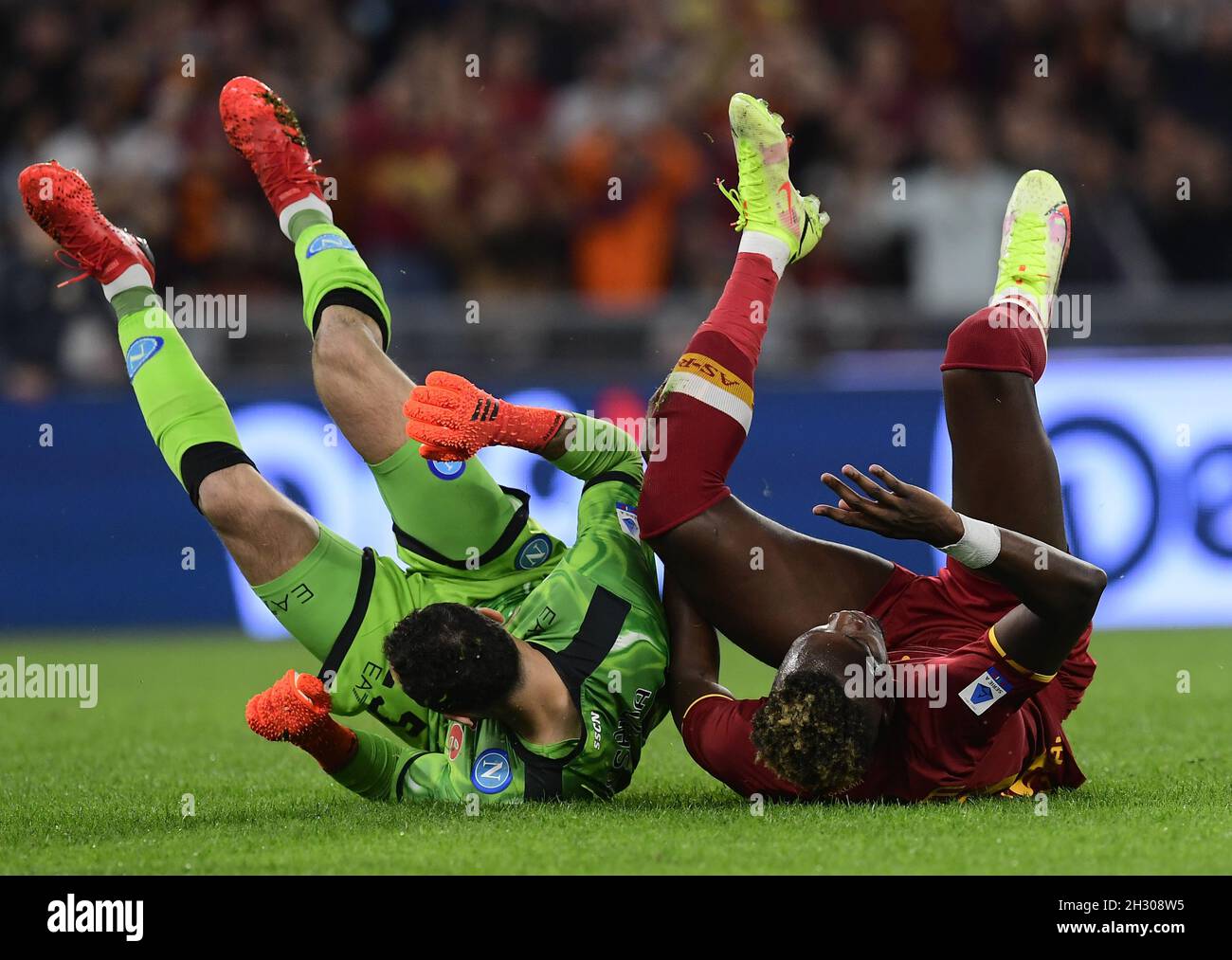 Rome.24 octobre 2021.Tammy Abraham (R) de Roma et David Ospina (L) de Naples tombent lors d'un match de football entre Roma et Naples à Rome, Italie, le 24 octobre 2021.Credit: Augusto Casasoli/Xinhua/Alamy Live News Banque D'Images