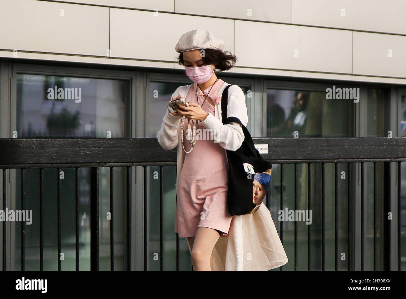 Londres, Royaume-Uni.20 octobre 2021.Une femme portant un masque facial comme mesure préventive contre la propagation du coronavirus marche dans la rue à Londres.Le port obligatoire de masques pourrait revenir cet hiver à mesure que les cas de coronavirus augmentent.(Photo de Dinendra Haria/SOPA Images/Sipa USA) crédit: SIPA USA/Alay Live News Banque D'Images