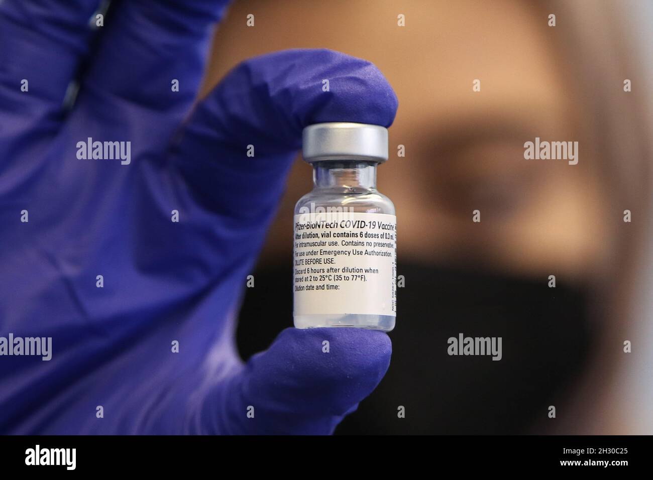Londres, Royaume-Uni.10 septembre 2021.Un travailleur de la santé tient un flacon de vaccin Covid-19 Pfizer/BioNTech dans un centre de vaccination.les ministres exhortent les gens à obtenir un vaccin Covid-19 alors que les risques de restrictions supplémentaires s'enferient cet hiver à mesure que les cas de coronavirus augmentent.(Image de crédit : © Dinendra Haria/SOPA Images via ZUMA Press Wire) Banque D'Images