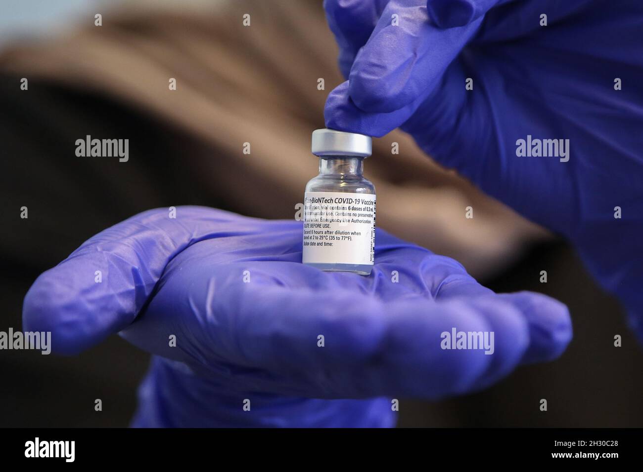 Londres, Royaume-Uni.10 septembre 2021.Un travailleur de la santé tient un flacon de vaccin Covid-19 Pfizer/BioNTech dans un centre de vaccination.les ministres exhortent les gens à obtenir un vaccin Covid-19 alors que les risques de restrictions supplémentaires s'enferient cet hiver à mesure que les cas de coronavirus augmentent.(Image de crédit : © Dinendra Haria/SOPA Images via ZUMA Press Wire) Banque D'Images