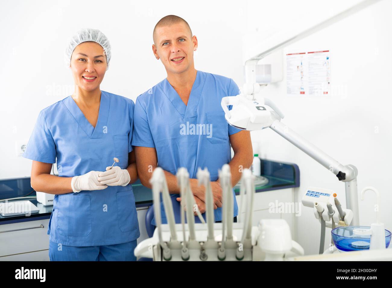 Portrait de deux dentistes qualifiés souriants Banque D'Images