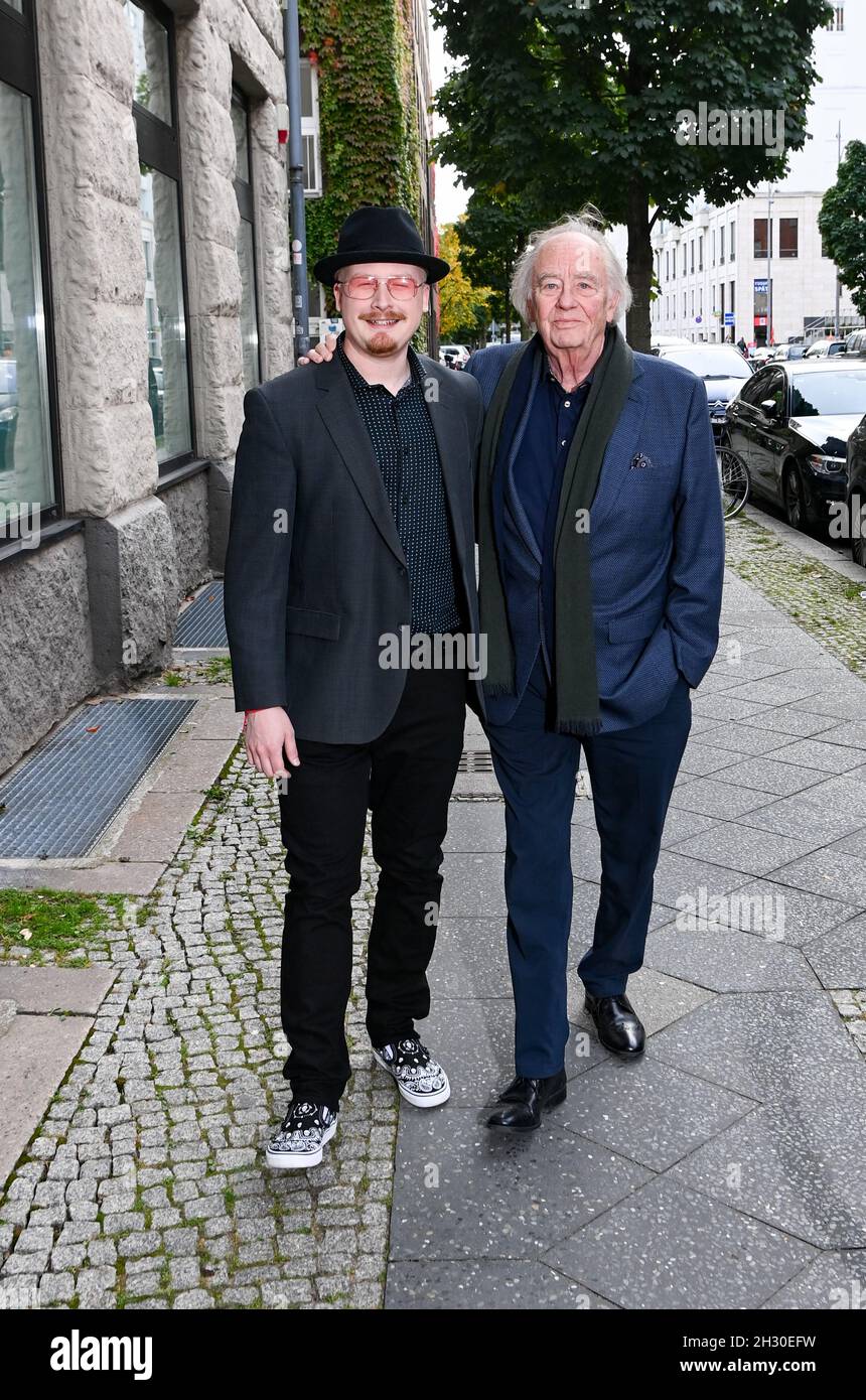 Berlin, Allemagne.18 octobre 2021.Le musicien Art Garfunkel jr.(l), fils d'Art Garfunkel senior, devenu célèbre comme chanteur du duo Simon & Garfunkel, vient aux studios Hansa avec la chanteuse d'opéra René Kollo à l'occasion de la sortie de l'album 'Wie du - hommage an meinen Vater'.Art Garfunkel jr. Interprète les succès mondiaux de son père avec des chanteurs bien connus en allemand.La date de sortie est 22.10.2021.Credit: Jens Kalaene/dpa-Zentralbild/ZB/dpa/Alay Live News Banque D'Images