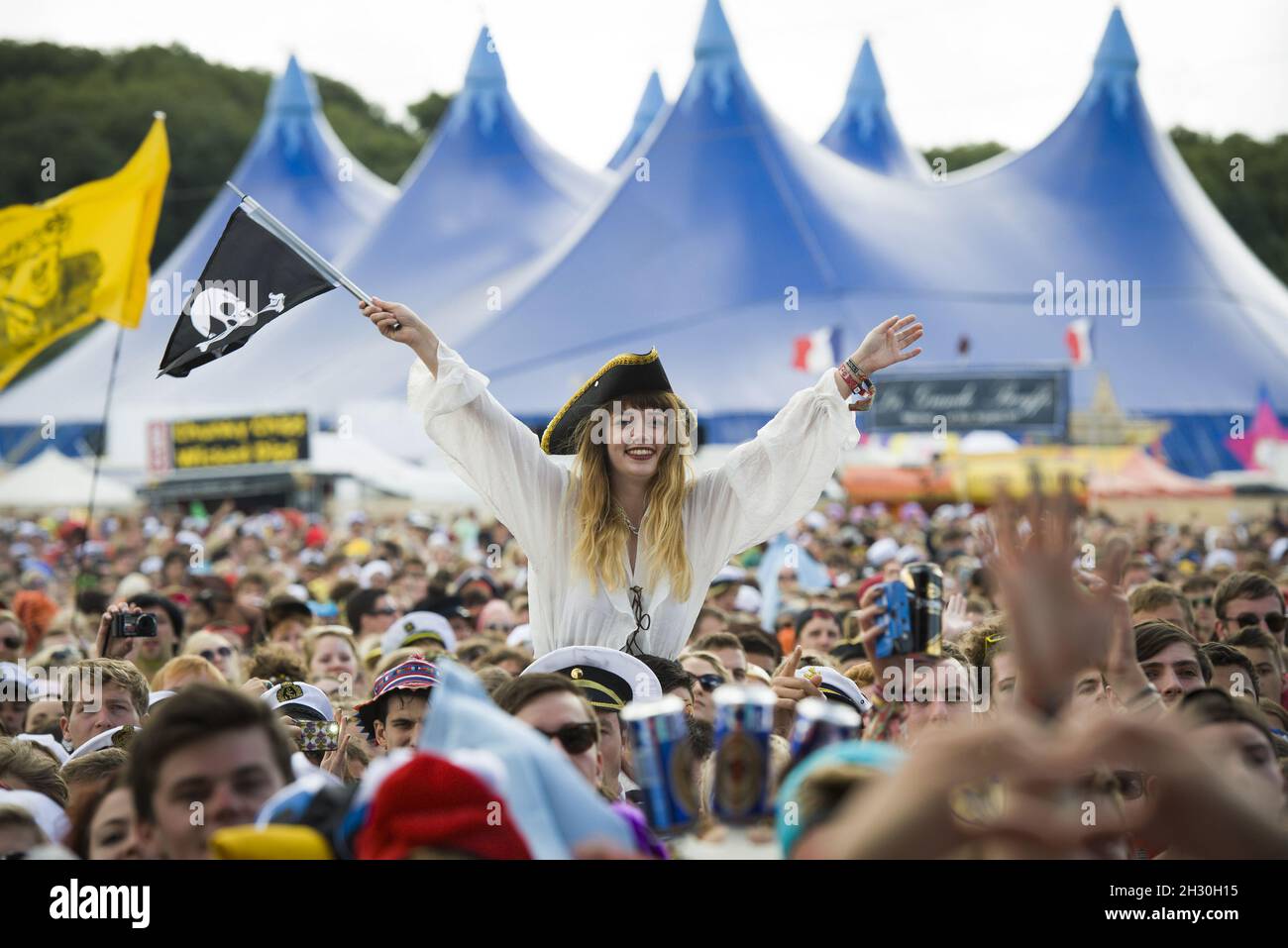 Vue générale de la foule de scène principale le jour 3 du festival de festival de la mer 2013, parc national Robin Hill, île de Wight Banque D'Images