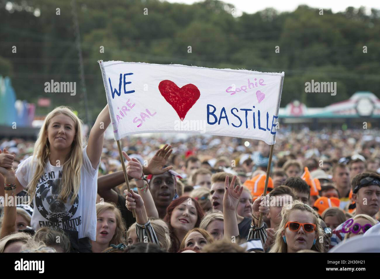 Vue générale de la foule de scène principale le jour 3 du festival de festival de la mer 2013, parc national Robin Hill, île de Wight Banque D'Images