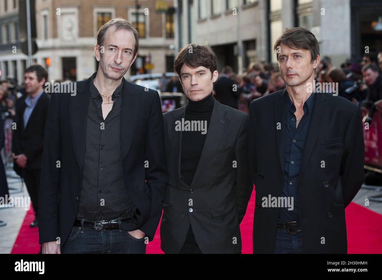 Mat Osman, Neil Codling et Brett Anderson de Suede arrivent à la projection de So Young dans le cadre du 57e Festival du film BFI à l'Odeon Leicester Square, Londres Banque D'Images