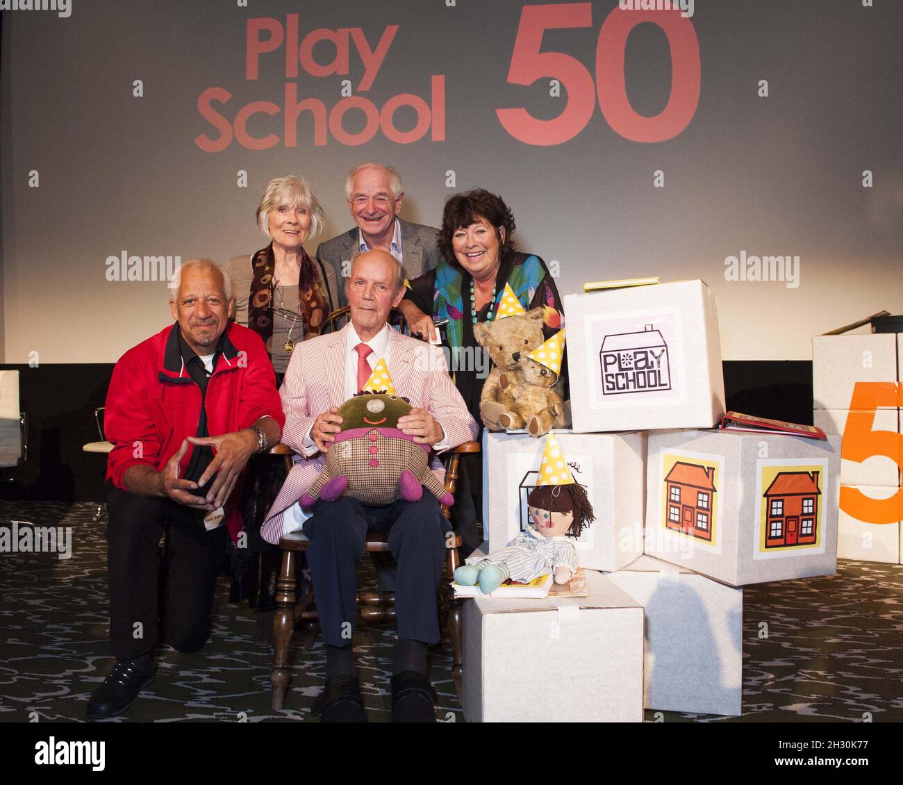 Derek Griffiths, Virginia Stride, Johnny ball, Brian Cent, Carol Chell et jouets de PlaySchool participant à la réunion du 50e anniversaire de PlaySchool aux studios Riverside à Londres. Banque D'Images