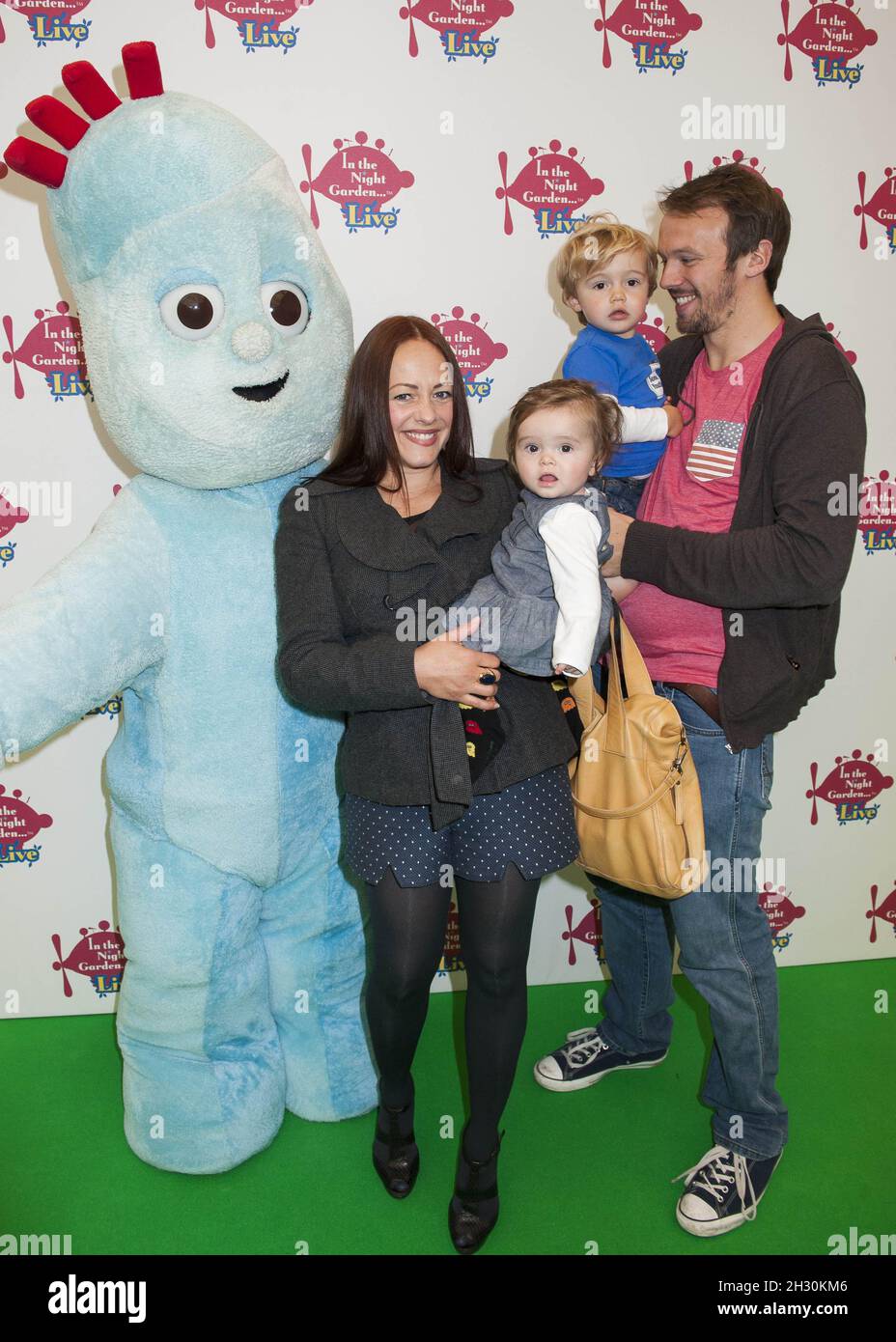 Sarah Cawood et sa famille assistent à la nuit Garden Live Premiere à l'O2 Greenwich, Londres. Banque D'Images