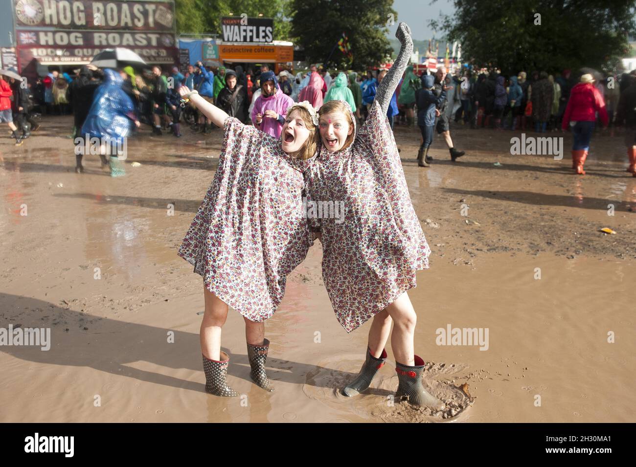 Les festivaliers participant au premier jour du Glastonbury Festival 2014 qui a eu lieu à la ferme de la ville de Somerset. Banque D'Images