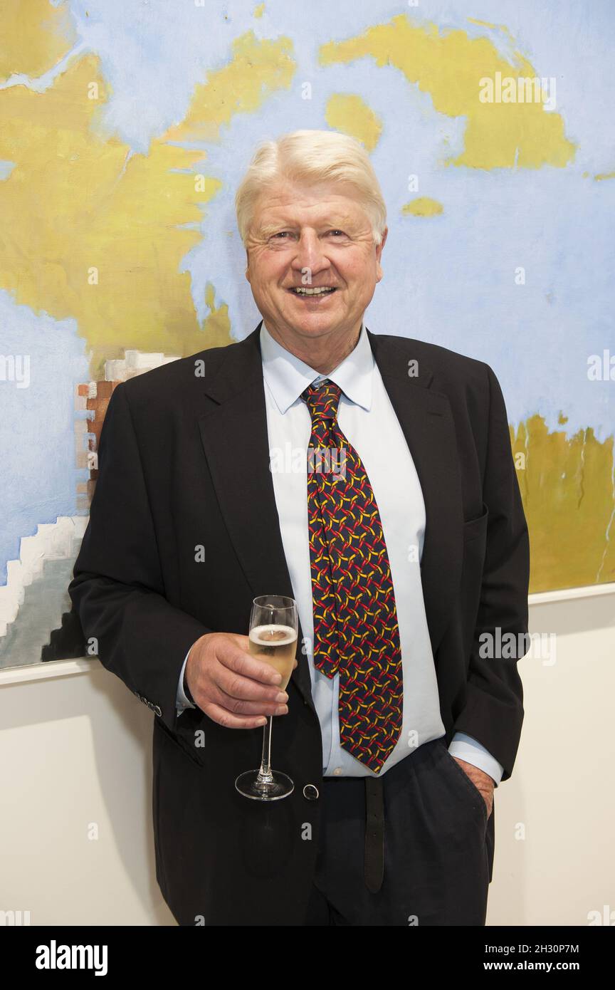 Stanley Johnson participe à la soirée d'ouverture de l'exposition Rules of engagement de Julio Larraz, à ContiniArtUk, New Bond Street - Londres Banque D'Images