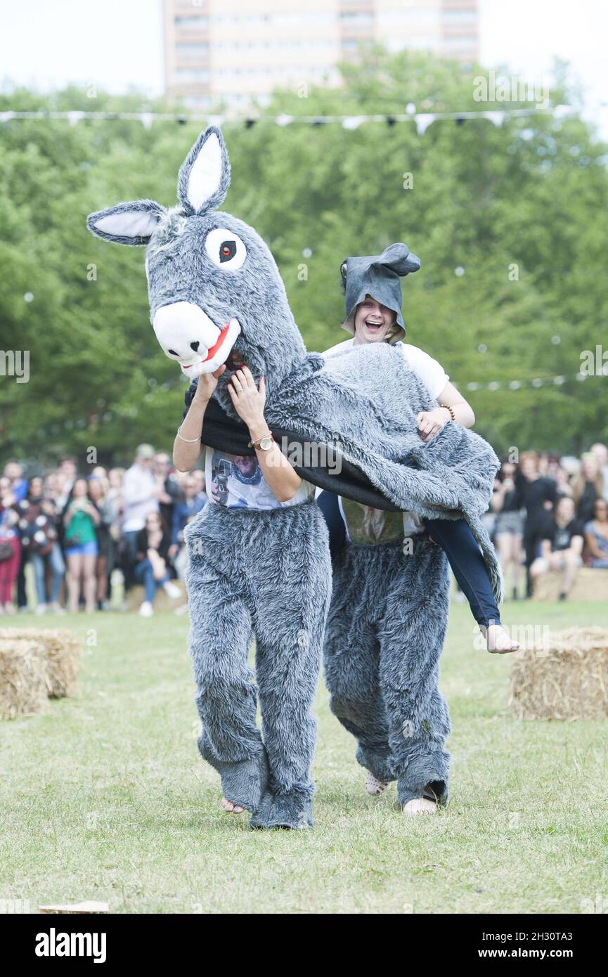 Les festivaliers participent à la course hippique pantomime le 1er jour de Field Day, Victoria Park - Londres Banque D'Images