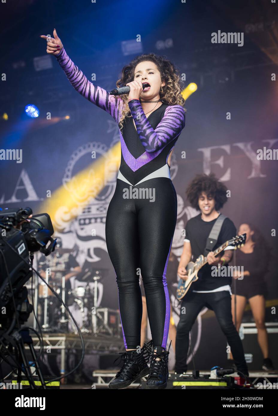 Ella Eyre se produit en direct sur scène le jour 3 du Camp Besté 2015, Château de Lulworth - Dorset. Banque D'Images