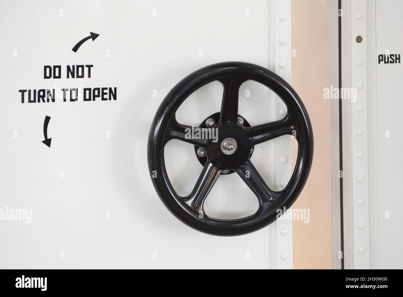 Une poignée de porte sous-marine sur l'une des portes du bureau de Google London Headquarters, Giles Street - London Banque D'Images