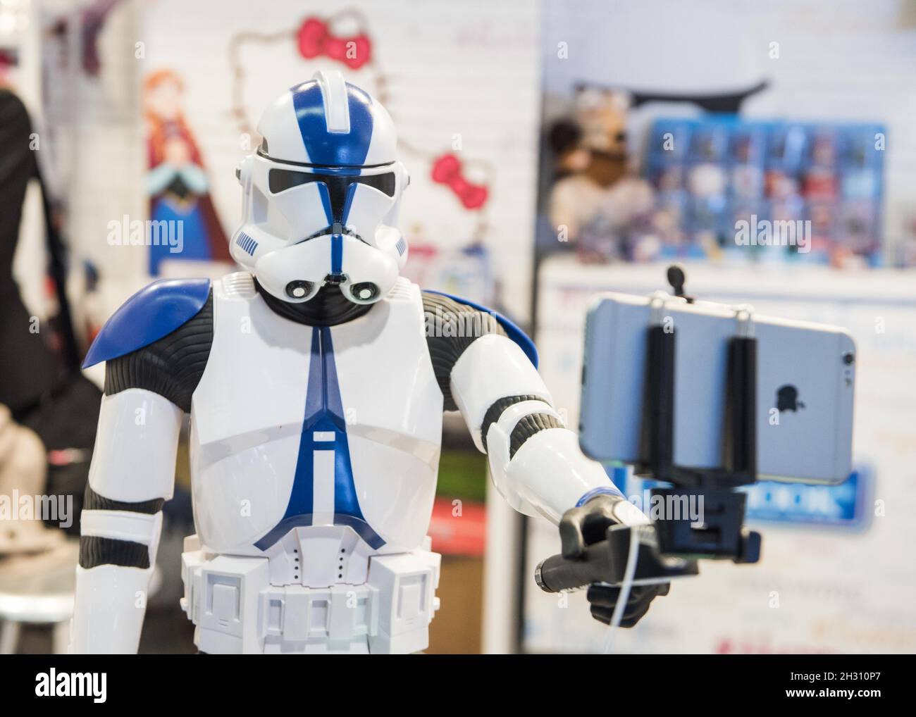 Modèle Star Wars figure prend un selfie le jour 3 du GSMA Mobile World Congress 2016, FIA Gran via - Barcelone Banque D'Images