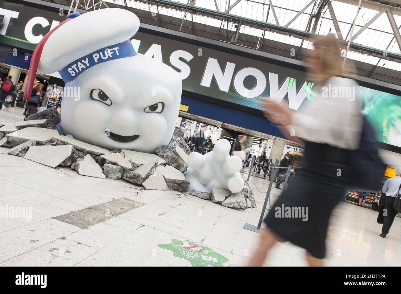 Les navetteurs viennent face à face avec un séjour géant Puft, pour célébrer le lancement de Ghostbusters, à la gare de Waterloo - Londres Banque D'Images