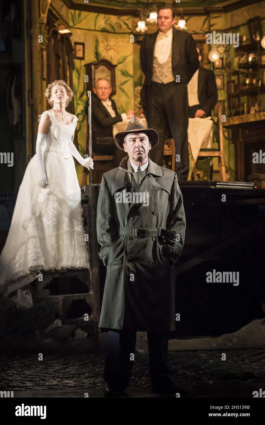 Liam Brennan (inspecteur Goole) Carmela Corbett (Sheila Birling) et Matthew Douglas (Gerald Croft) sur scène lors d'une répétition de robe pour un appel d'inspecteur dirigé par Stephen Daldry au théâtre Playhouse, Londres.Date de la photo: Vendredi 4 novembre 2016.Le crédit photo devrait se lire: DavidJensen/EMPICS Entertainment. Banque D'Images