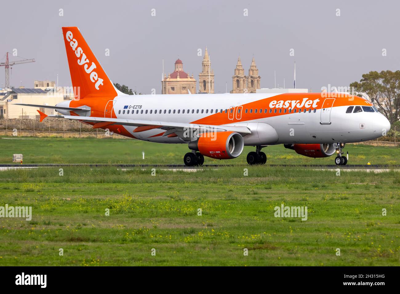 EasyJet Airline Airbus A320-214 (REG: G-EZTB) rétrotracking piste 31 pour décollage. Banque D'Images
