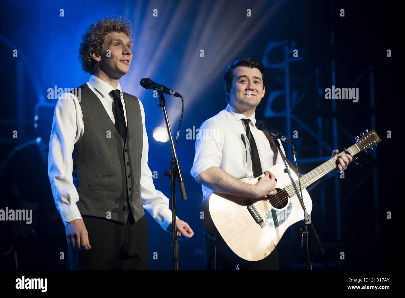 Charles Blyth (Art Garfunkel) et Sam O'Hanlon (Paul Simon) sur scène lors de la photographie de l'histoire de Simon et Garfunkel au Lyric Theatre - Londres.Date de la photo: Lundi 4 septembre 2017.Le crédit photo devrait se lire: David Jensen/EMPICS Entertainment Banque D'Images