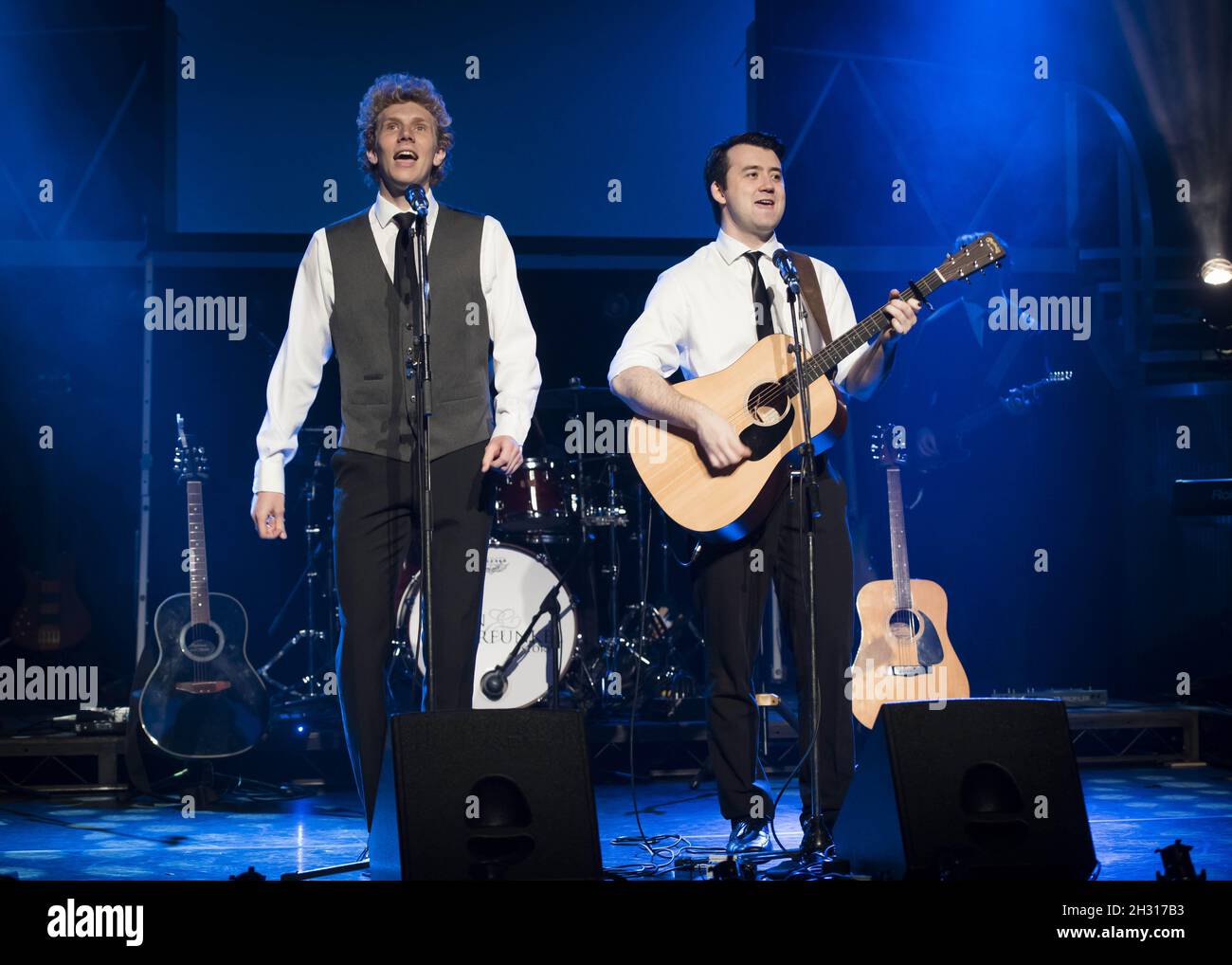 Charles Blyth (Art Garfunkel) et Sam O'Hanlon (Paul Simon) sur scène lors de la photographie de l'histoire de Simon et Garfunkel au Lyric Theatre - Londres.Date de la photo: Lundi 4 septembre 2017.Le crédit photo devrait se lire: David Jensen/EMPICS Entertainment Banque D'Images