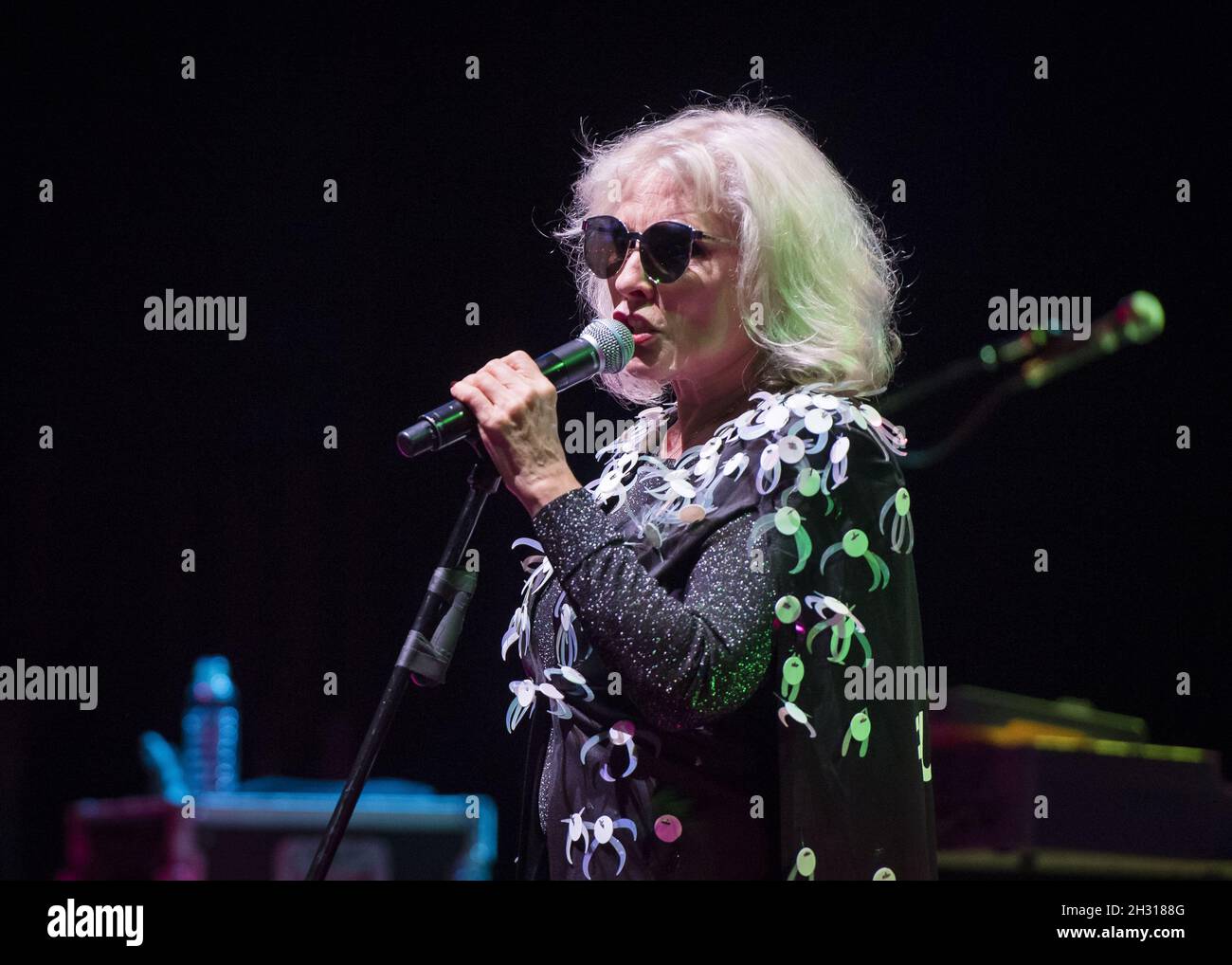 Debbie Harry de Blondie joue en direct sur scène à l'O2 Academy Brixton - Londres.Date de la photo: Jeudi 16 novembre 2017.Le crédit photo devrait se lire: David Jensen/EMPICS Entertainment Banque D'Images