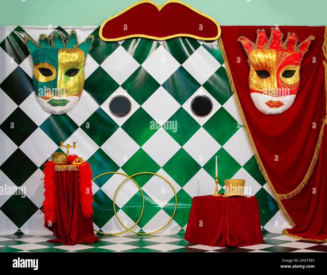Arrière-plan de cirque avec divers objets de cirque.Scène du Circus Theatre.Décorations de cirque aux couleurs vives avec chapeaux, plumes et cerceaux dorés et clown mas Banque D'Images