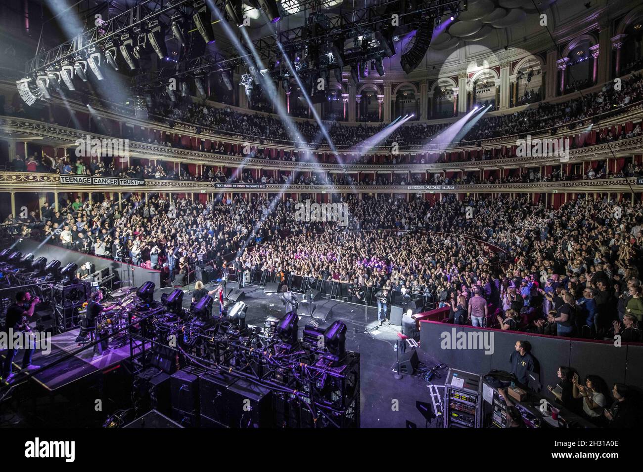 Vue de l'intérieur du Royal Albert Hall pendant que DEF Leppard se produire sur scène lors de la série de concerts annuels Teenage cancer Trust, au Royal Albert Hall, Londres.Date de la photo: Dimanche 25 mars 2018.Le crédit photo devrait se lire: David Jensen/EMPICS Entertainment Banque D'Images