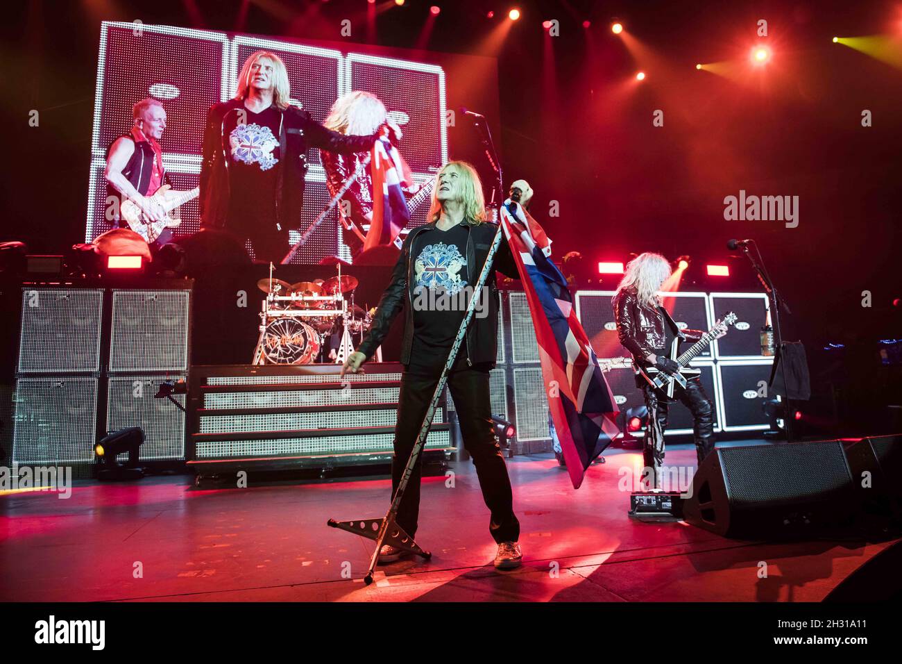 DEF Leppard sur scène lors de la série de concerts annuels Teenage cancer Trust, au Royal Albert Hall, Londres.Date de la photo: Dimanche 25 mars 2018.Le crédit photo devrait se lire: David Jensen/EMPICS Entertainment Banque D'Images