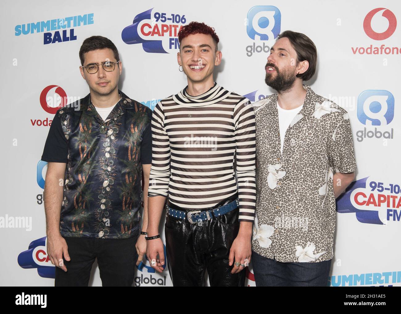 Emre Turkmen, Olly Alexander et Mikey Goldsworthy des années et des années sur le tapis rouge des médias de la course à Summertime ball de la capitale avec Vodafone au stade Wembley, Londres.... Banque D'Images