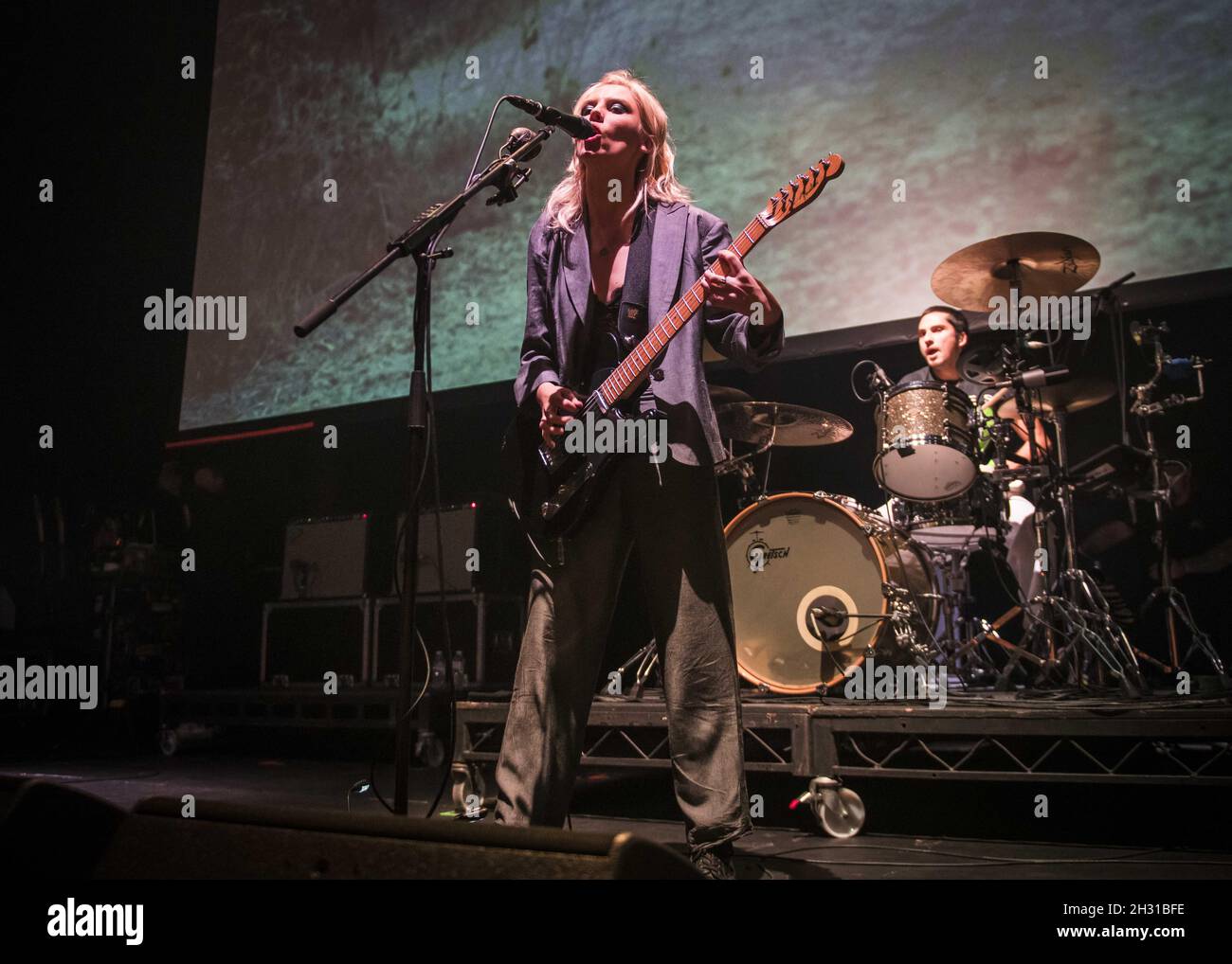 Ellie Rowsell de Wolf Alice se produit en direct aux Q Awards 2018 au Roundhouse, Camden, Londres.Date de la photo: Mercredi 17 octobre 2018.Le crédit photo devrait se lire: David Jensen/ EMPICS Entertainment Banque D'Images