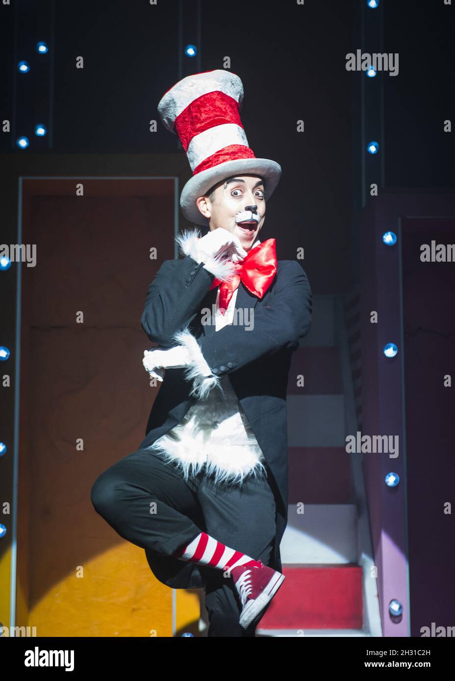 Marc Pickering comme chat dans le chapeau sur scène pendant l'appel photo Suessical The musical au Southwark Playhouse, Londres.Date de la photo: Vendredi 23 novembre 2018.Le crédit photo devrait se lire: David Jensen/EMPICS Entertainment Banque D'Images