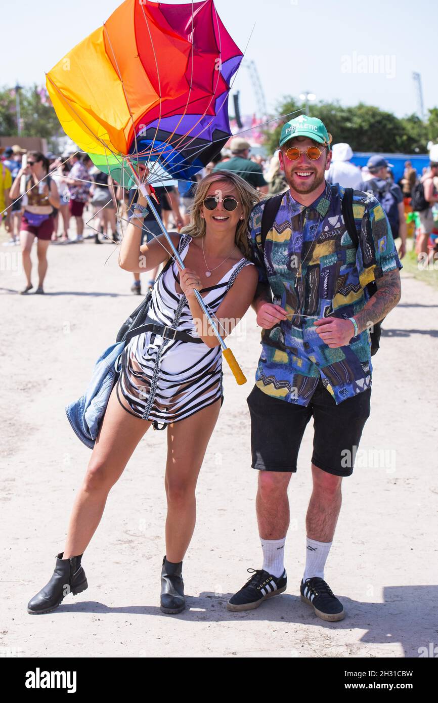 Festival qui profite du temps le deuxième jour de Glastonbury 2019, digne Farm, Pilton, Somerset.Date de la photo: Jeudi 27 juin 2019.Le crédit photo devrait se lire: David Jensen/EmpicsEntertainment Banque D'Images