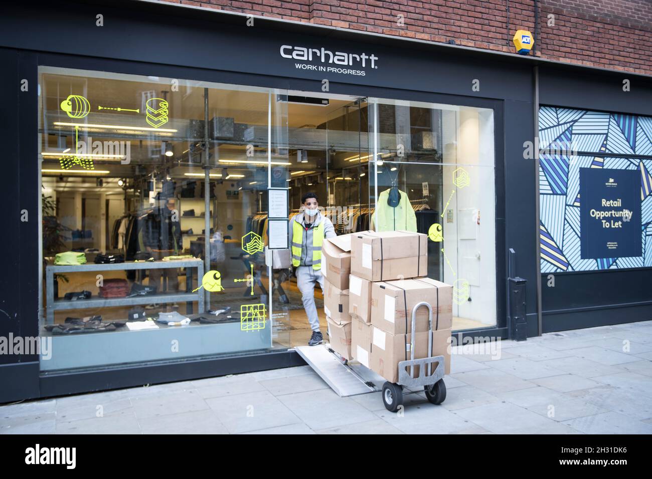 Un liveur livre des boîtes de stock à un magasin Carhartt à Covent Garden,  Londres, en vue de leur réouverture après l'introduction de mesures visant  à faire sortir l'Angleterre du confinement.Date de