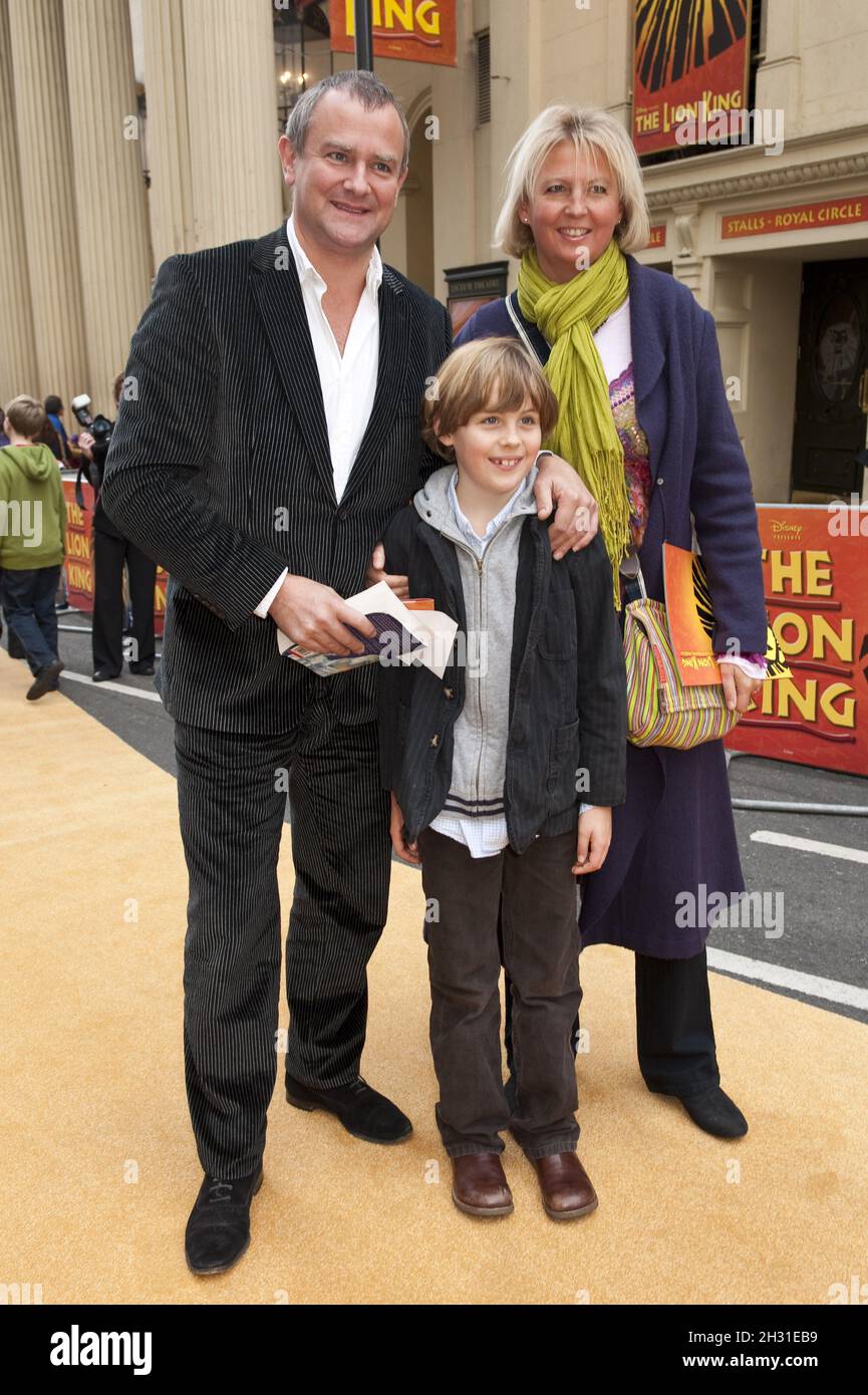 Hugh Bonneville avec sa femme Lulu et son fils Felix lors de la représentation de 10 ans du « Roi Lion » de Disney au Lyceum Theatre, Londres. Banque D'Images