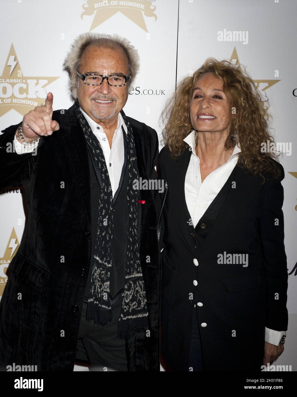 Mick Jones (étranger) participe au Classic Rock Roll of Honor, le premier rock Award du Royaume-Uni, voté par les lecteurs du Classic Rock Magazine, au Round House, Londres, le 10 novembre 2010. Banque D'Images