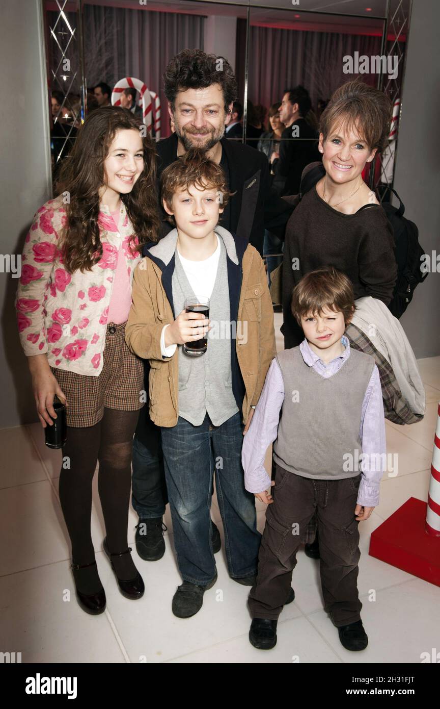 Andy Serkis, Lorraine Ashbourne et sa famille assistent à la fête de Noël du casse-noisette du Ballet national anglais au St Martin's Lane Hotel, Londres. Banque D'Images