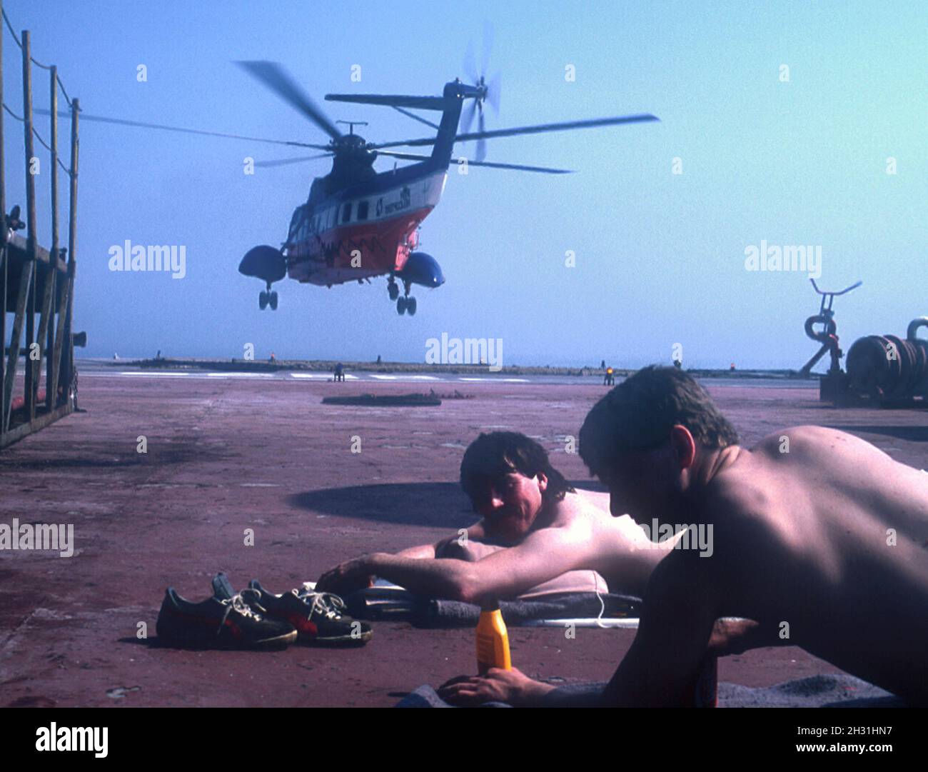 Décollage en hélicoptère près des travailleurs du soleil, engin de forage semi-submersible offshore SEDCO 700, forage de puits en mer celtique en 1987, au large de Cork, Banque D'Images