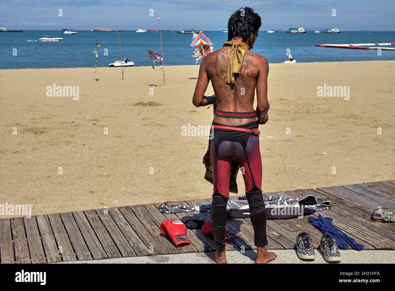 Style de robe inhabituel, y compris la ceinture de suspension femelle portée par un homme efféminé à Pattaya Beach Thaïlande Asie du Sud-est Banque D'Images