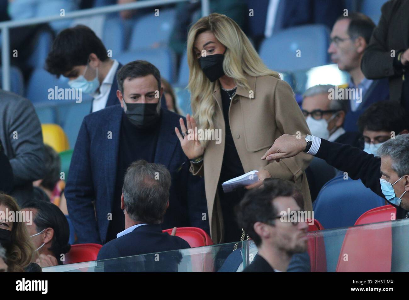 Rome, Italie.24 octobre 2021.ROME, Italie - 24.10.2021: Ritornano i vip in tribuna d'onore per la partita della nona giornata di Campionato Roma vs Napoli, tra loro, Favino con la moglie Anna Ferzetti, Boniek, Claudio Amendola, Lucio Presta, Fausto Brizzi Silvia Salis, Dan e Ryan Friedkin.Crédit : Agence photo indépendante/Alamy Live News Banque D'Images