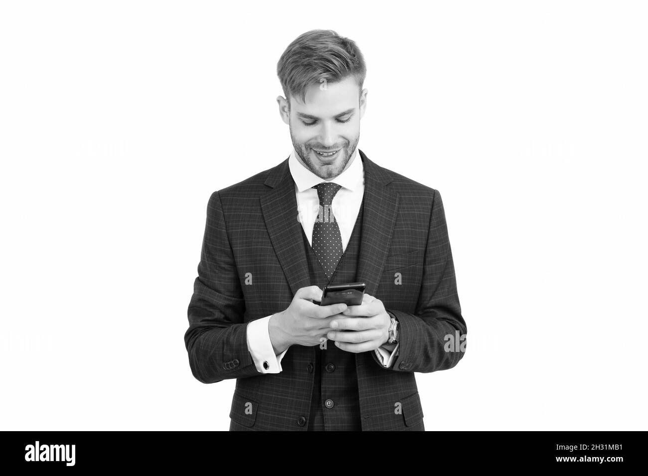 Joyeux patron dans la mode classique costume chat via smartphone isolé sur blanc, chat Banque D'Images