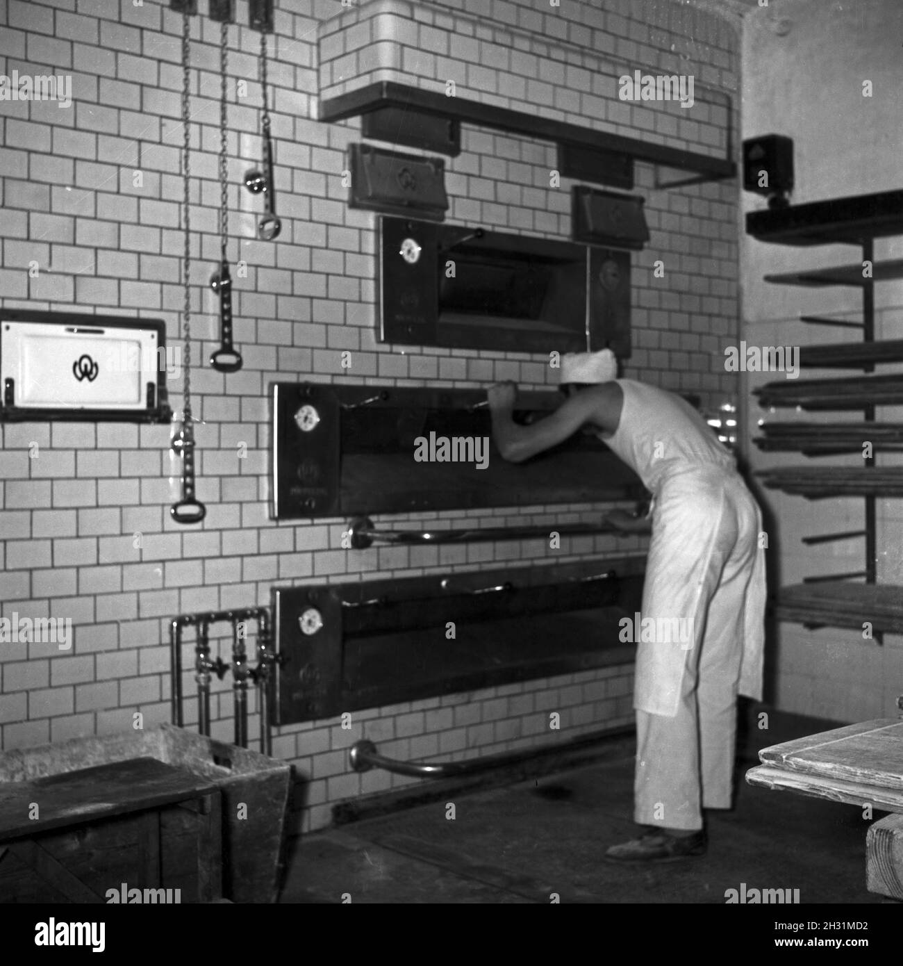 Ein Bäcker BEI seiner täglichen Arbeit, Deutschland 1950er Jahre.Un bakerman et son entreprise quotidienne, l'Allemagne des années 1950. Banque D'Images