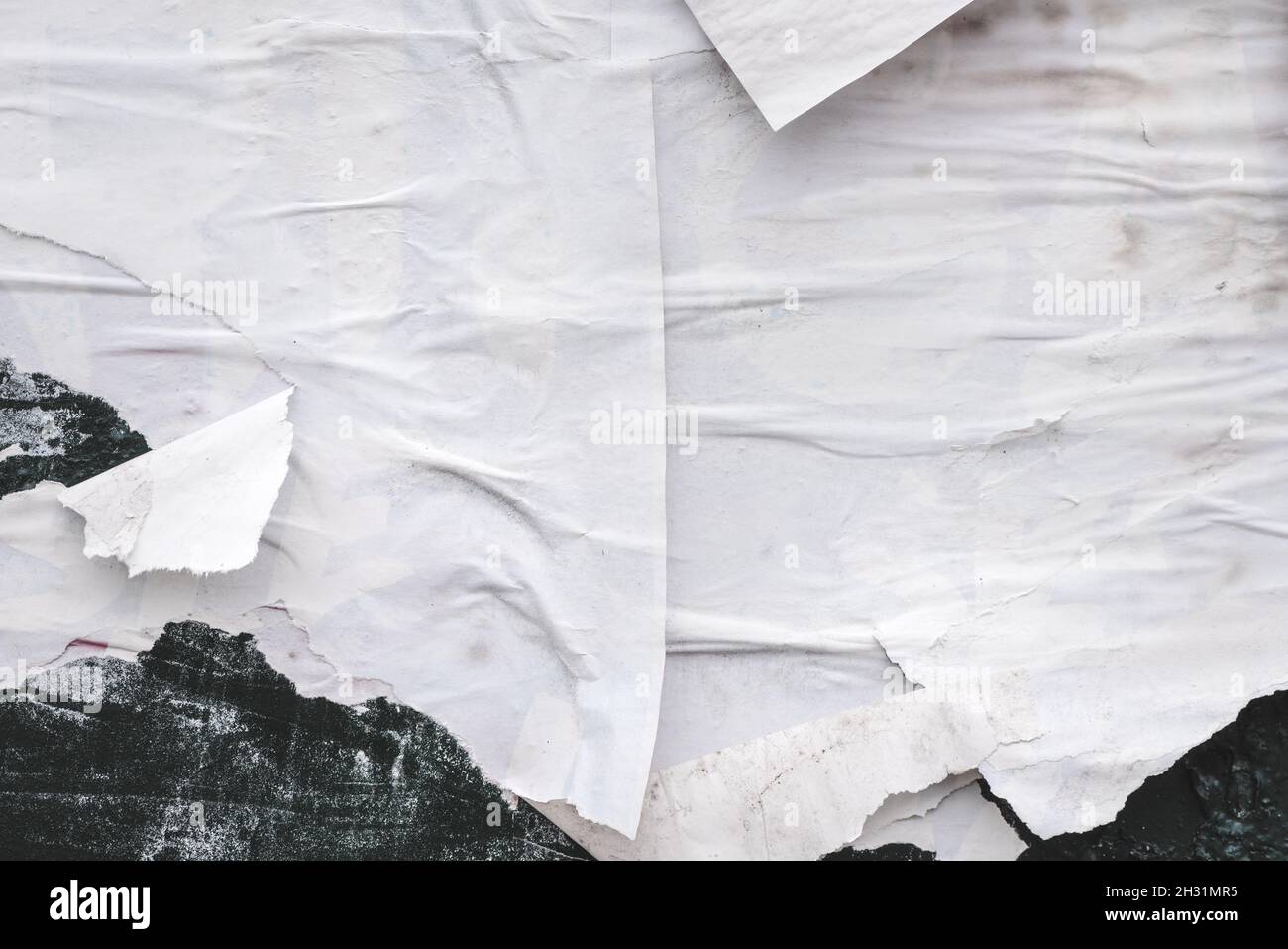 Texture de papier d'affiche déchirée et déchirée et déchirée comme élément graphique de conception arrière-plan, papier blanc grattant collé à un mur Banque D'Images