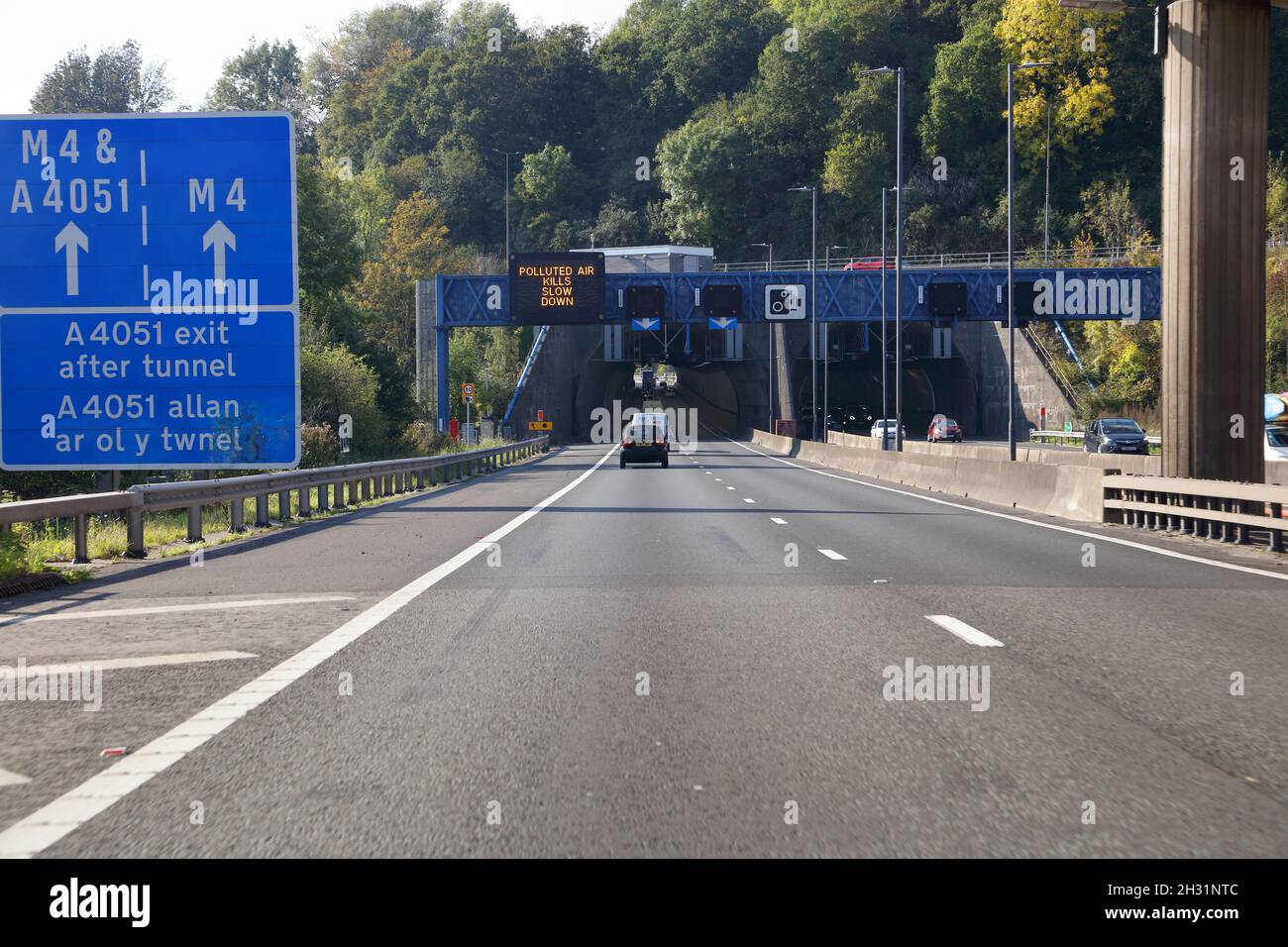 Les tunnels de Brynglas, les voies doubles de l'autoroute M4 s'borde sous la colline avec le domaine de Brynglas au-dessus. Banque D'Images