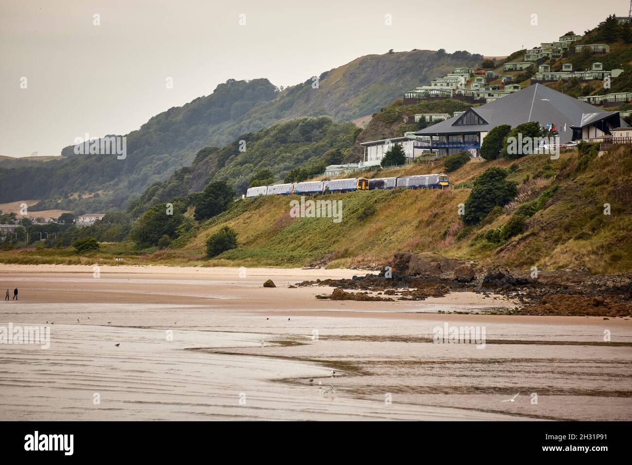 Burntisland, Fife, Écosse, le Firth of Forth estuaire à Pettycur Beach et Sandhills Caravan Park Banque D'Images